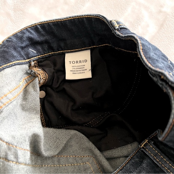 TORRID Women’s Dark Wash Stretch Shorts - Picture 6 of 10